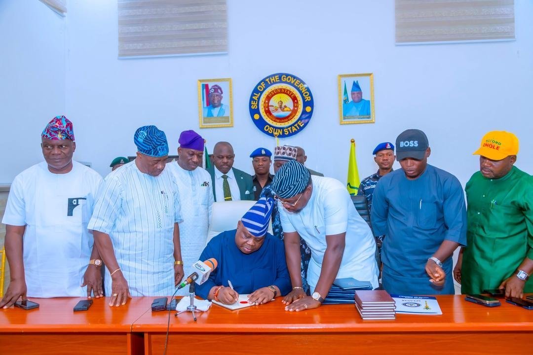 Alt Text: A detailed cross-section diagram of a modern car engine, highlighting the piston and crankshaft assembly in moti...